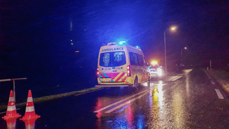 Verkeersregelaar omver gereden bij Marken Binnen