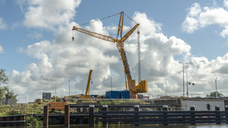 Telekraan bij Leeghwaterbrug voor plaatsen ‘fietsersbrug’; nieuw brugdek wordt later geplaatst