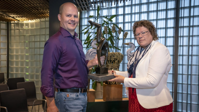 100-jarige gymvereniging SiU schenkt gemeente bronzen beeld