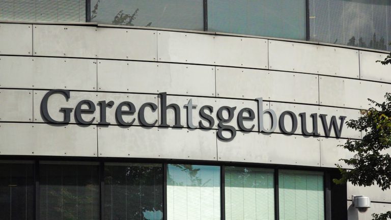 Alkmaarder die geleende Porsche aan puin reed krijgt al na vijf maanden rijbewijs terug