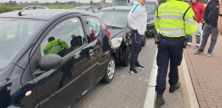 Kop-staartbotsing met drie auto’s op rotonde N241-N242 door even niet opletten