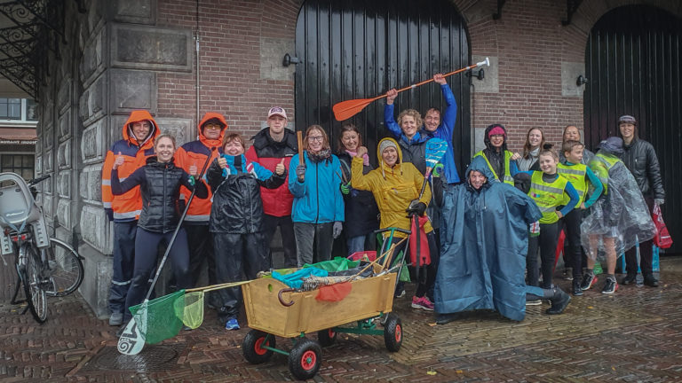 Schoonmaakactie Alkmaarse binnenstadwateren enthousiast doorgezet ondanks noodweer
