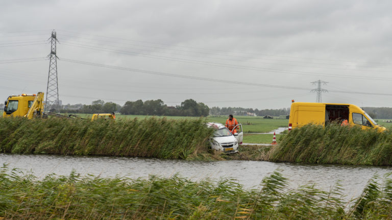 Eénzijdig ongeval Huygendijk; automobilist net op tijd uit zinkende auto