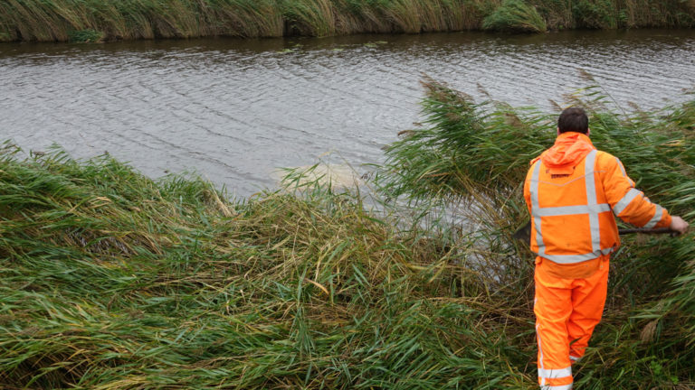 Twee inzittenden op tijd uit auto in Schermerringvaart