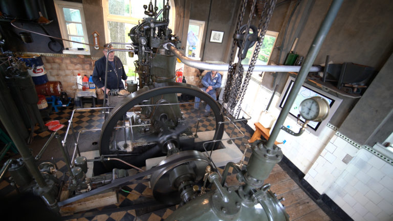 Antiek dieselgemaal uit 1913 schiet Hoogheemraadschap te hulp