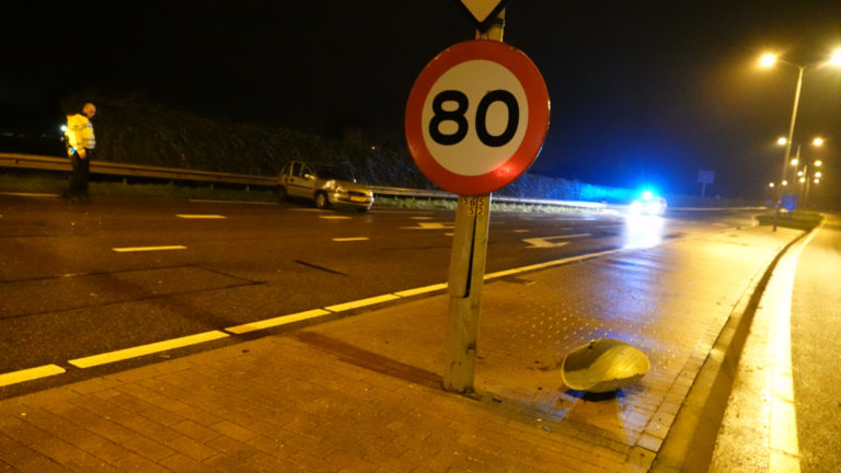 Bestuurder vliegt uit bocht in Provincialeweg, weet na klap niet meer hoe