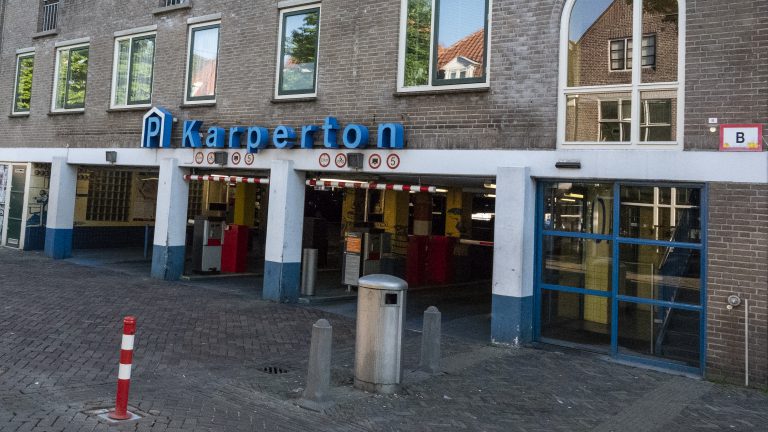 Automobilist botst op twee geparkeerde auto’s in Karperton en rijdt door
