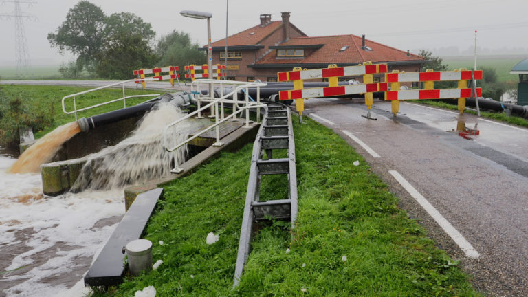 De Schermer regent vol: extra pompen geplaatst naast gemaal aan Oostdijk