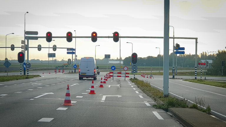 Onverwachte afsluiting Westdijk (N244) vanwege olie op wegdek