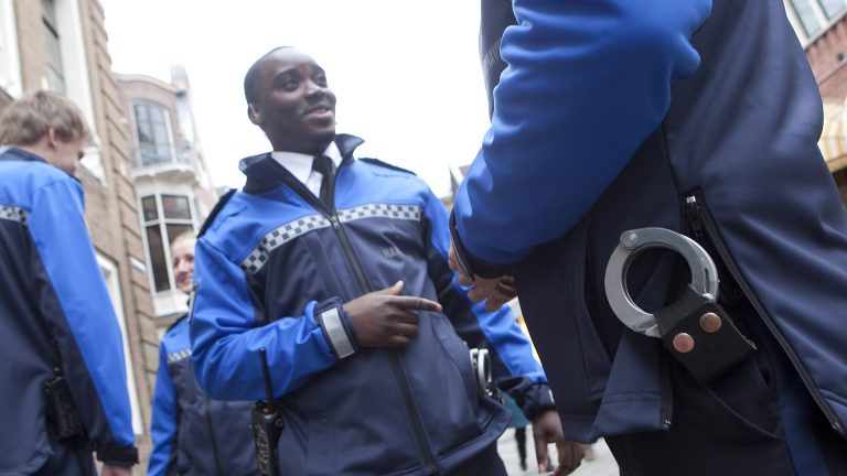 OPA wil BOA’s uitrusten met pepperspay en wapenstok