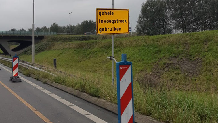 Politie waarschuwt voor gevaarlijke situaties door vlug invoegen op N242
