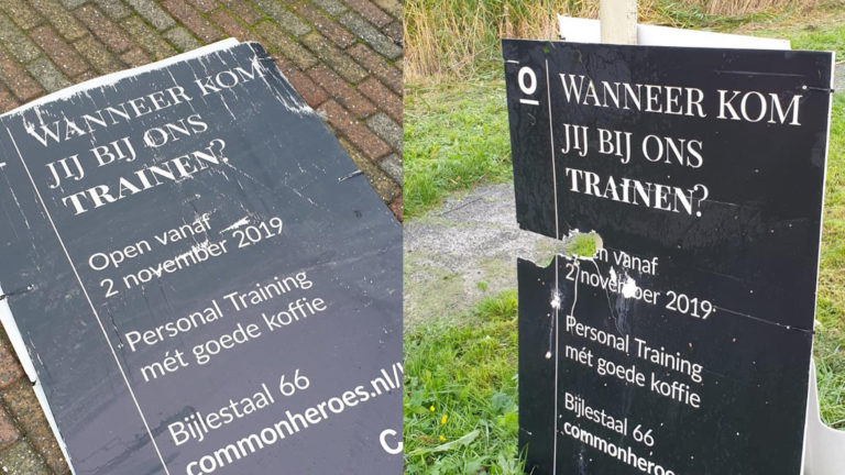 Iemand sloopt de reclameborden voor de nieuwe sportschool van Sam en Cees de Geus