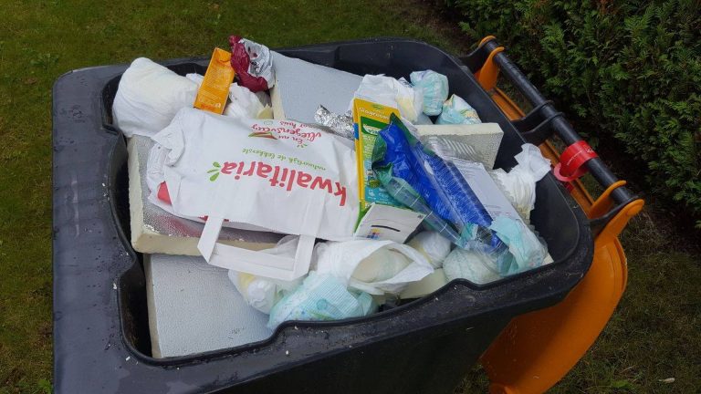 Gemeente Langedijk controleert weer inhoud rolemmer met oranje deksel