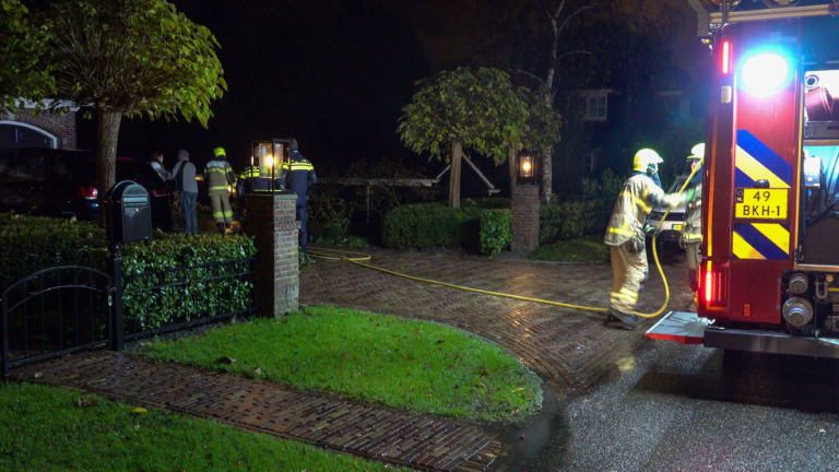 Bliksem slaat tijdens regenbui in bij garage aan Winterkoning in Zuid Scharwoude