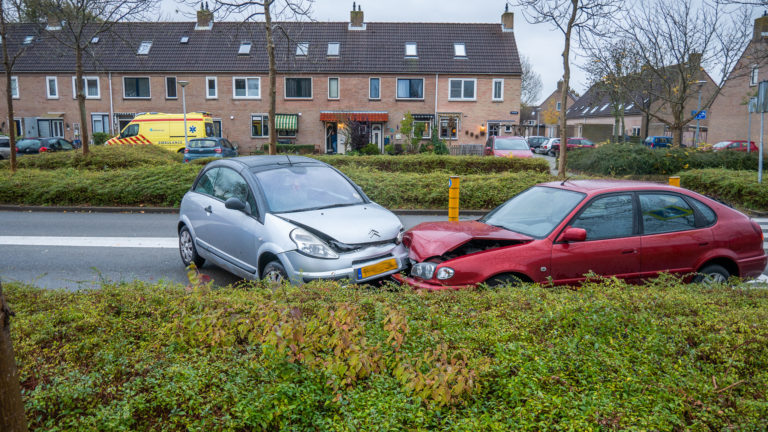 Frontale aanrijding op Laan van Athene bij kruising met Branderij