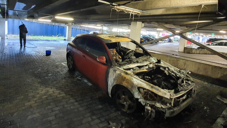 Aanhouding na brandstichting parkeergarage, problemen rond uitgebrande auto