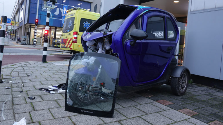 Man rijdt met 45km wagen vol tegen verkeerspaaltje op kruising Huiswaarderplein