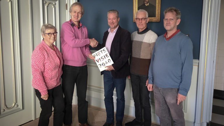 Fietsersbond overhandigt ‘Fietsvisie 2040’ aan wethouder mobiliteit Marcel van Zon