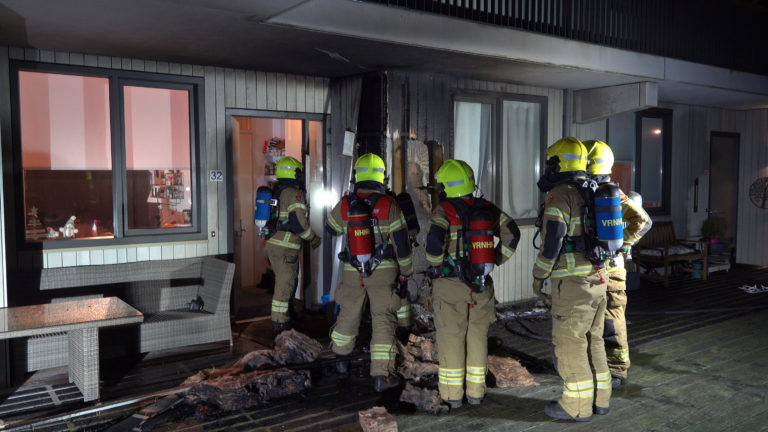 Brandje in houten wand zorgt voor nachtelijk tumult Broekerplein in Broek op Langedijk