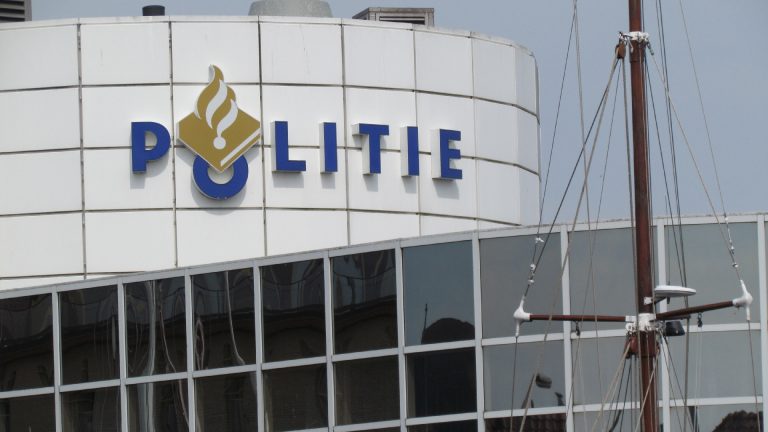 Postbezorger in Alkmaar door drie mannen beroofd van tas met pakjes