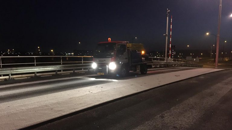 Rood-witte paaltjes op fietspaden weg voor strooiwagens