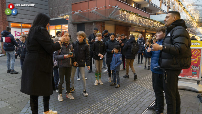 Rapper Boef doet in De Mare Sinterklaasinkopen voor AZC-kinderen