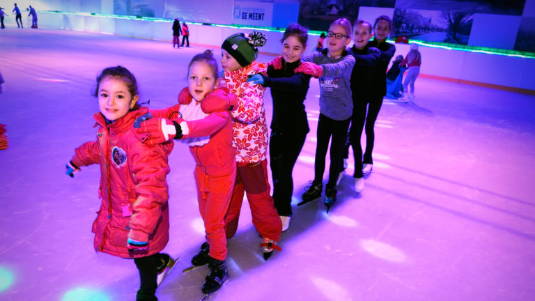 De Meent viert kerstvakantie met buffelavonden en disco’s in de ijshal