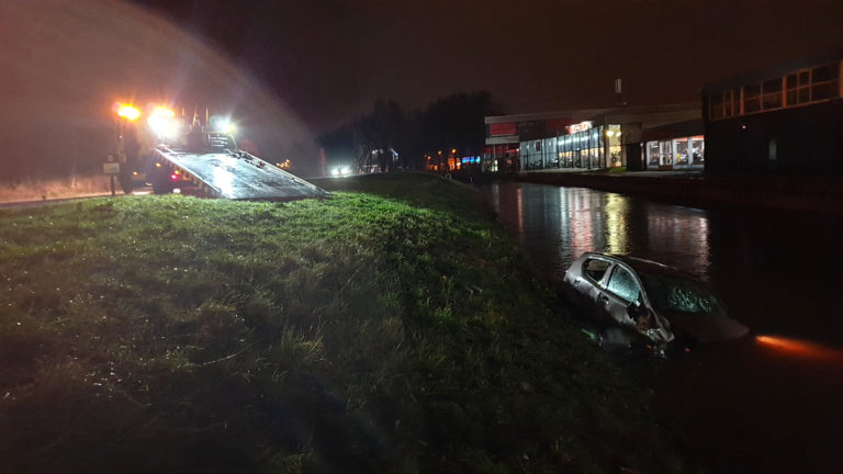 Auto te water langs N242 bij Heerhugowaard