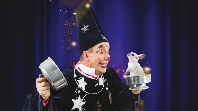 Wintercircus Sijm weer op Strand van Luna tijdens kersttournee