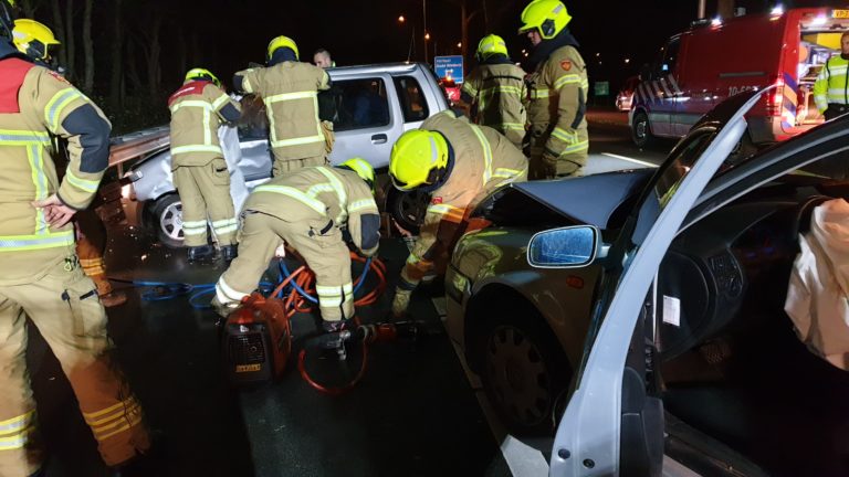 Twee gewonden en veel schade na omkeren op N241 bij Heerhugowaard