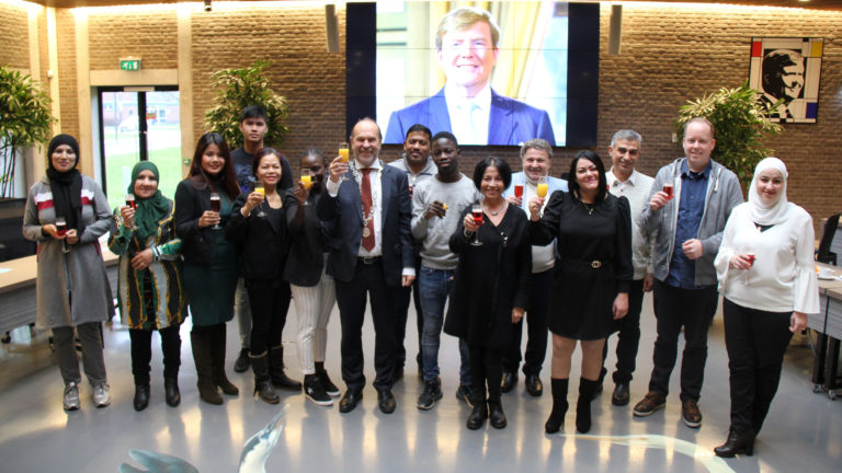 Veertien Heerhugowaarders in het zonnetje gezet op Naturalisatiedag