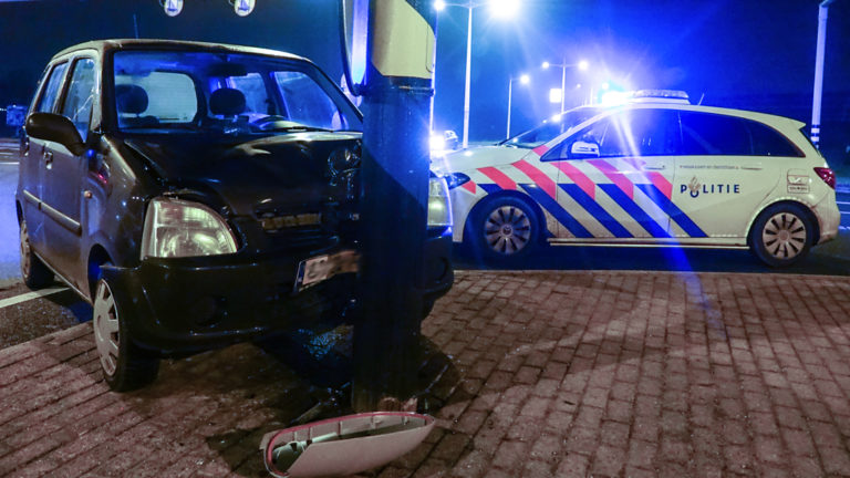 Autorit eindigt in ziekenhuis na éénzijdig ongeval op N245