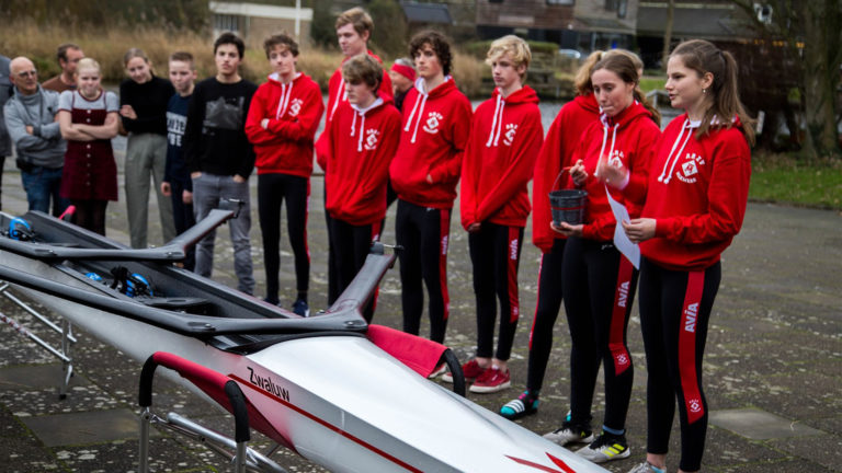 ARZV Roei viert nieuwe jaar met boot en kleding van nieuwe jeugdsponsor