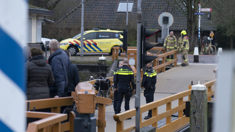 Commotie bij Koedijkervlotbrug door ‘persoon te water’: “Er reden veel mensen gewoon door.”