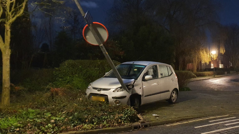 Automobiliste met drank op ramt lantarenpaal bij Kasteellaan Oudorp
