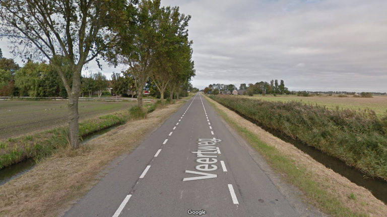 Snelle automobilist veroorzaakt aanrijding op Veertweg en rijdt door