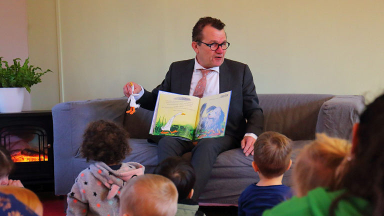Wethouder Does leest voor uit ‘De Moppereend’ op obs Atalanta