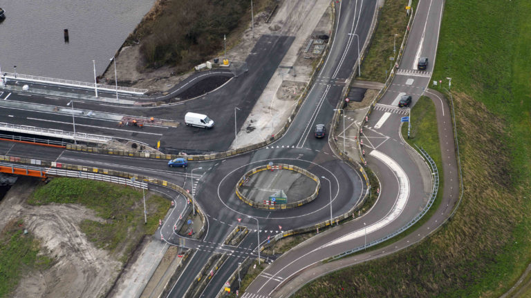 Wegafsluiting tijdens verplaatsing tijdelijke rotonde bij Kogerpolderbrug