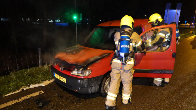 Alkmaarder moet op N504 snel zijn geleende auto uit vanwege brand