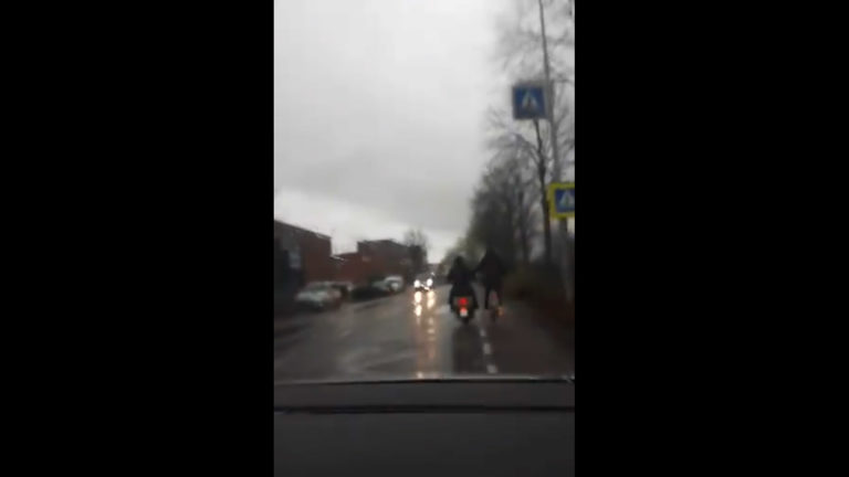 Wijkagent De Mare: fietser laten aanhangen is ‘heel dom’ en kan een misdrijf zijn