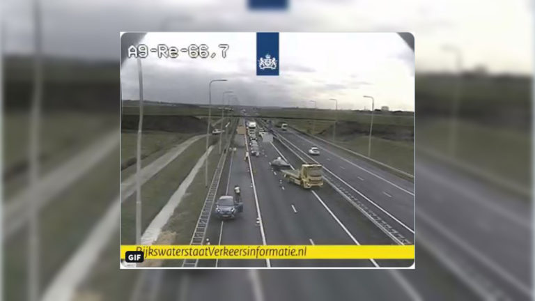 Auto klapt tegen vangrail op A9 bij Heiloo
