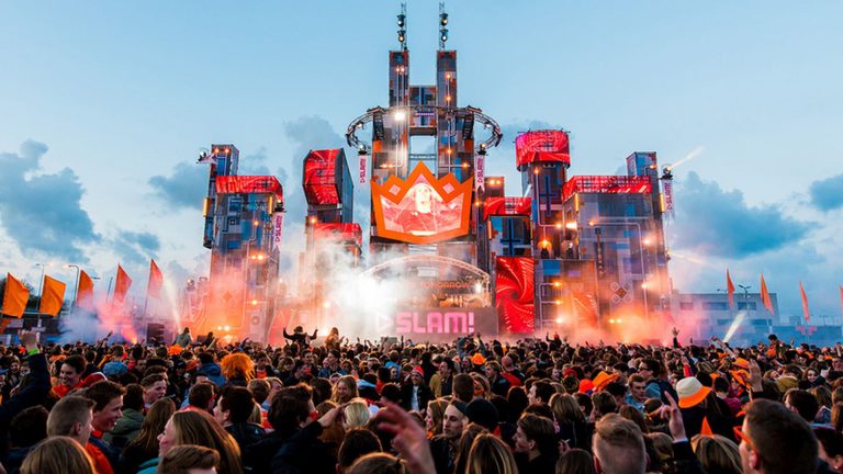 ORANJE feest op Koningsdag in Alkmaar met DJVT, Kriss Kross en Wolter Kroes