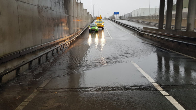 Wateroverlast in tunnel van N194 onder spoor aangepakt
