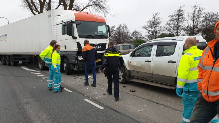 Inhaalpoging vrachtwagen op N241 leidt tot flinke schrik en schade