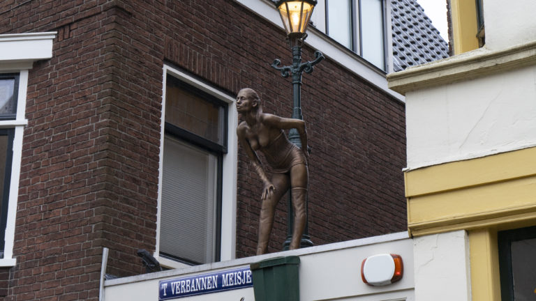 Susanne kijkt vanaf vier meter hoogte op ‘haar’ Dijk