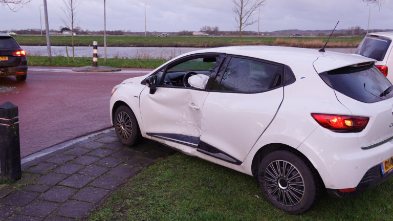 Automobilist botst vanaf Zonneweid tegen passerende auto op Kanaaldijk
