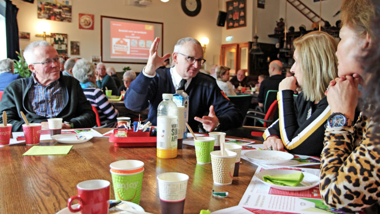 Alkmaarse ‘Broodje Brandweer’ voor 65-plussers weer gezellig en leerzaam