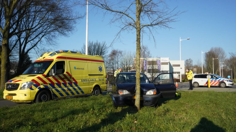 Vrouw gewond na aanrijding en botsing tegen boom op Aert de Gelderlaan