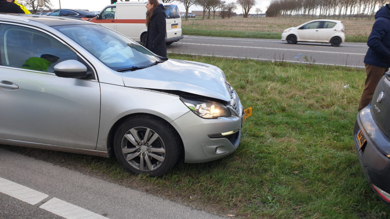 Onverwachte inhaalactie op N245 leidt tot kop-staartbotsing met drie auto’s