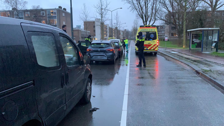 Kop-staartbotsing met vier auto’s op Koelmalaan in Alkmaar
